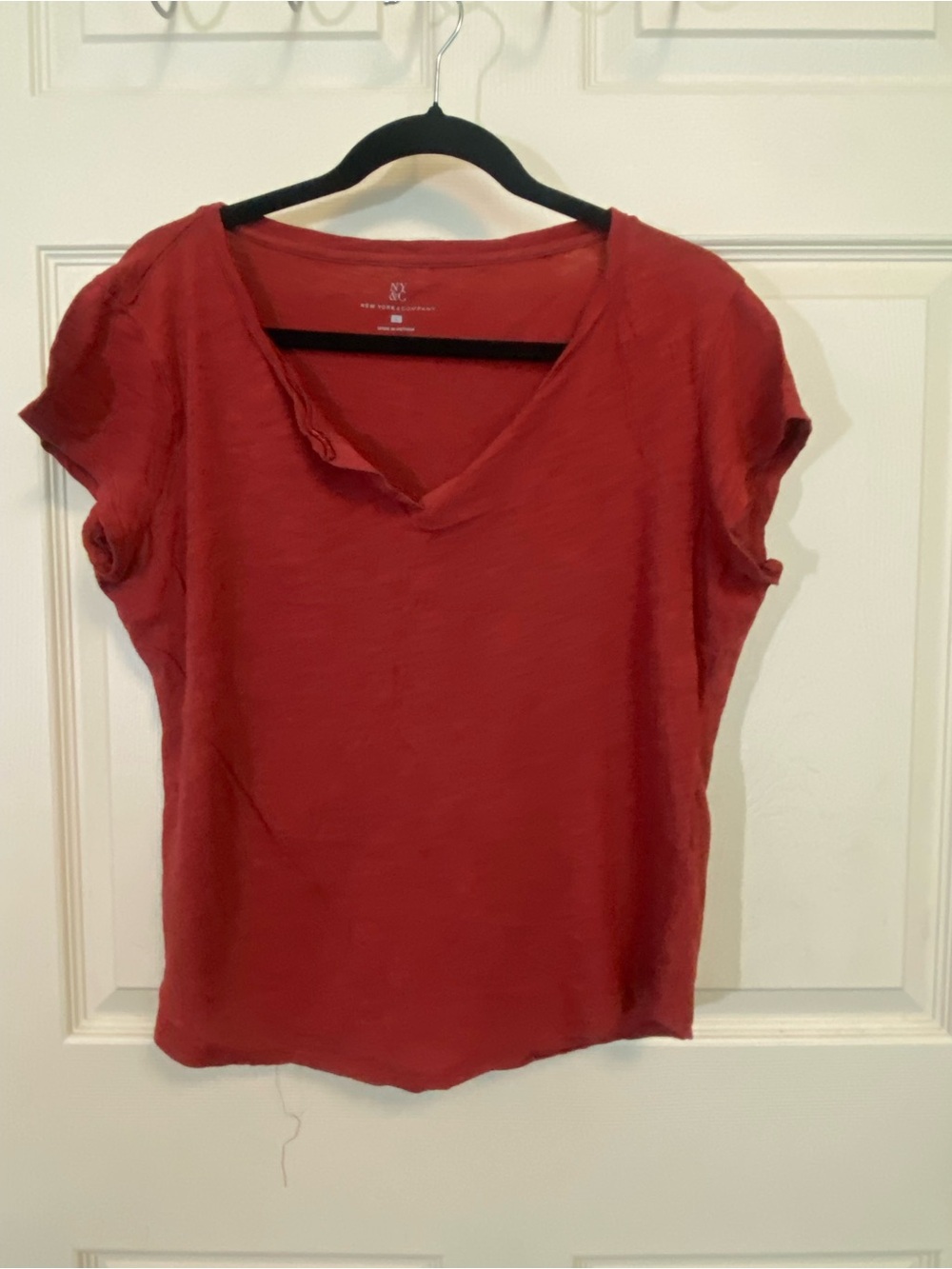 New York & Company Rustic Red V-Neck Short Sleeve Tee